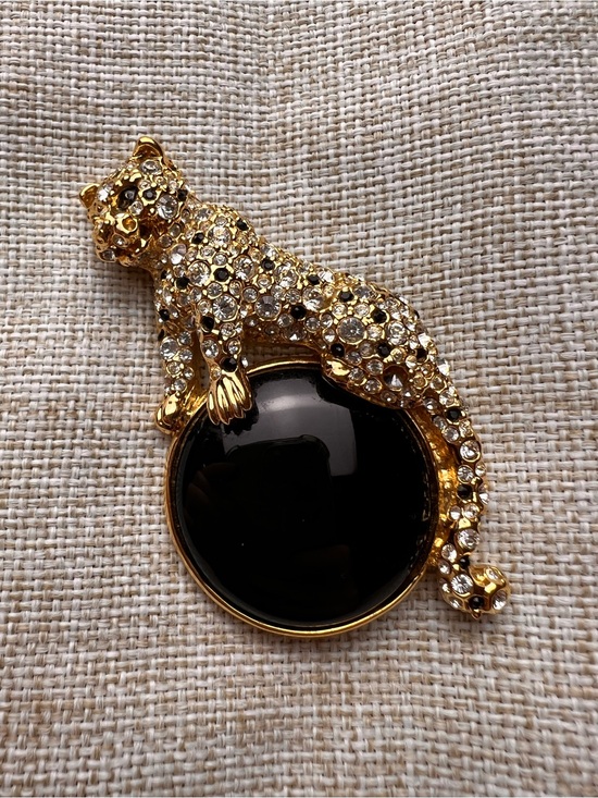 Butler Jewelry - VINTAGE Butler Gold and Crystal Cheetah Brooch with Black Onyx Stone